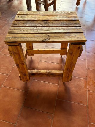 Sgabello artigianale in legno con ruote