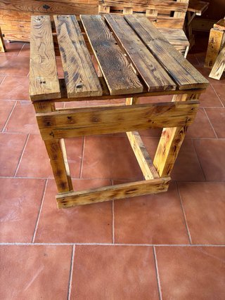 Sgabello artigianale in legno con ruote
