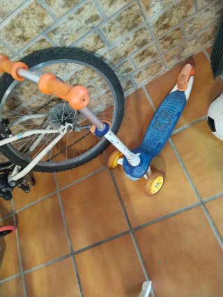 Patinete infantil azul y naranja