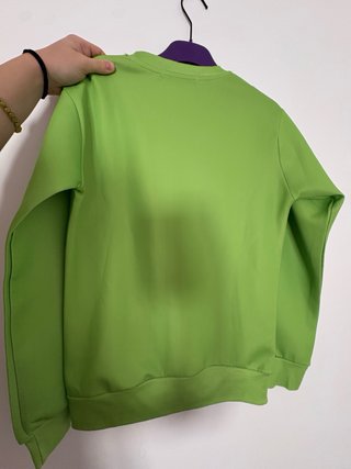 Sudadera verde con estampado de ojo y boca