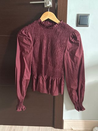 Blusa roja con volantes