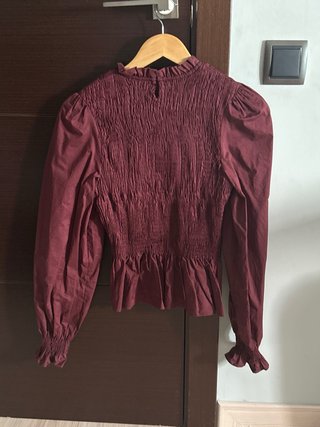 Blusa roja con volantes