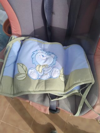 Protector de cuna azul con león