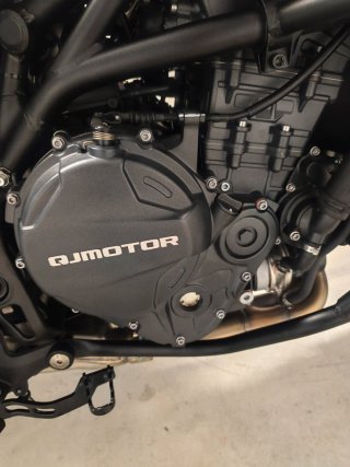 QJ Motor SRT900 Adventure Negra/Amarilla