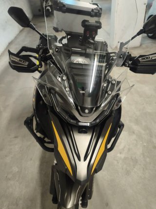 QJ Motor SRT900 Adventure Negra/Amarilla