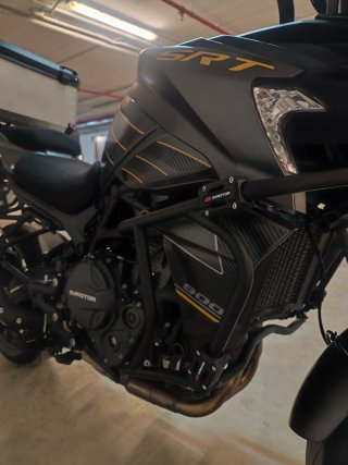 QJ Motor SRT900 Adventure Negra/Amarilla