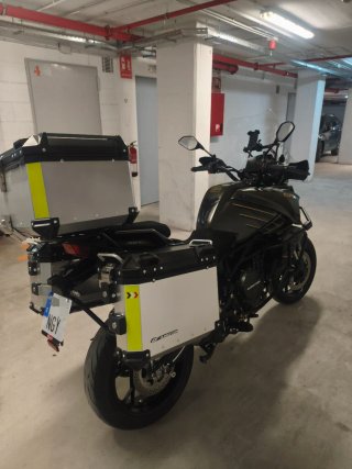 QJ Motor SRT900 Adventure Negra/Amarilla