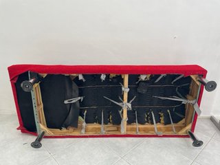 Diván rojo de tela