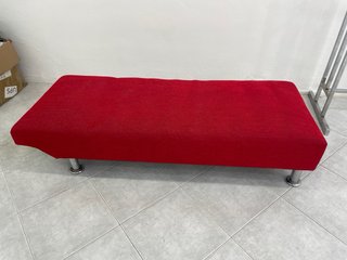 Diván rojo de tela