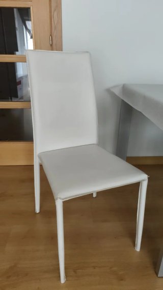 4 Sillas Comedor Piel Sintética Metal (14€ todas)