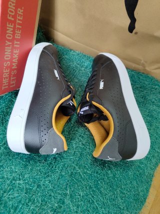 Zapatillas Puma Negras y Doradas