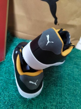 Zapatillas Puma Negras y Doradas