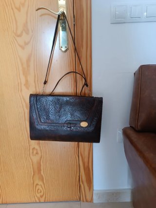 Bolso de mano marrón con textura