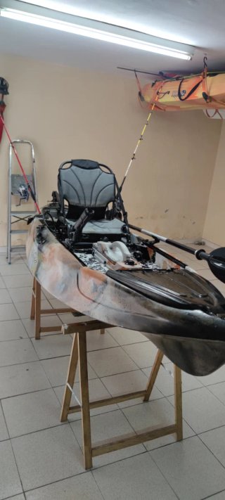 Kayak con motor eléctrico