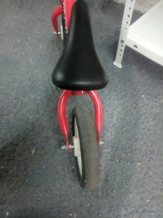 Bicicleta de equilibrio roja