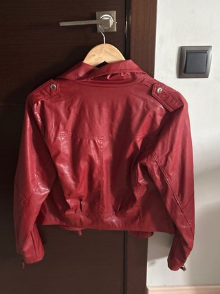 Cazadora de cuero roja