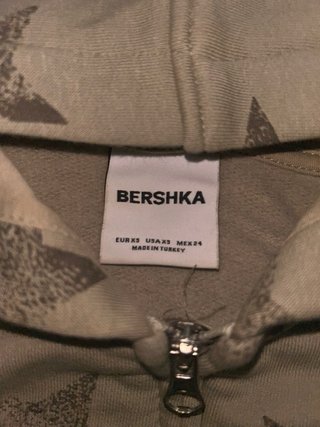 Sudadera Bershka corta estrellas