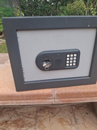 Caja fuerte metálica negra con teclado electrónico