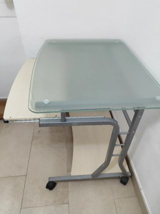 Mesa de ordenador cristal templado y aluminio