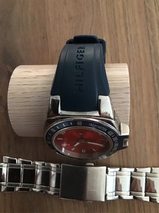 Reloj Tommy Hilfiger Rojo y Plateado