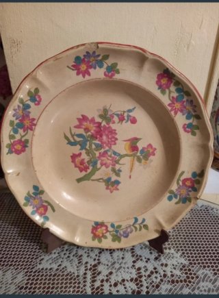 Piatti antichi decorati con fiori e uccelli