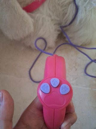 Perro de peluche con correa