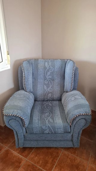 Sofá de tela azul y gris