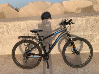 Bicicleta de montaña negra