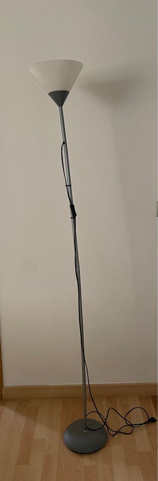 Lámpara de pie gris y blanca