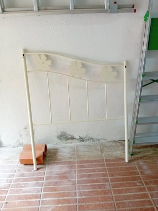 Cabecero de cama metálico blanco con flores