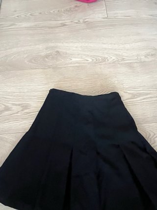 Falda corta negra plisada