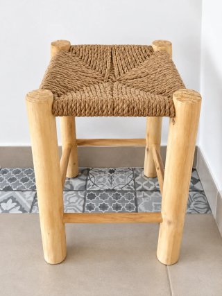 Taburetes de madera y yute