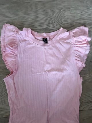 Top rosa Shein con volantes