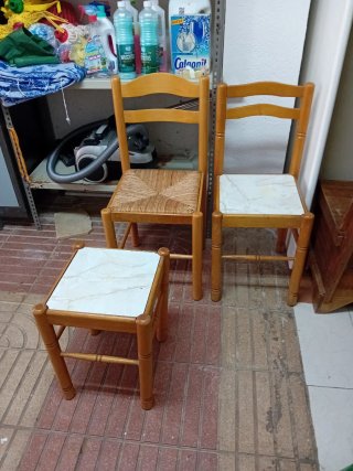 Juego 2 sillas cocina y taburete madera