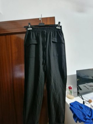 Pantalón negro con bolsillos