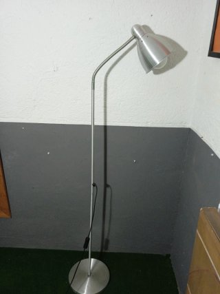 Lámpara de pie flexible de metal plateado