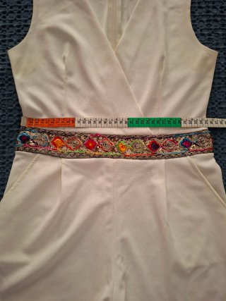 Mono corto blanco con adorno cintura.