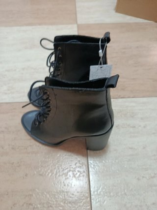 Botines negros con cordones y tacón
