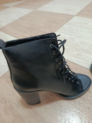 Botines negros con cordones y tacón
