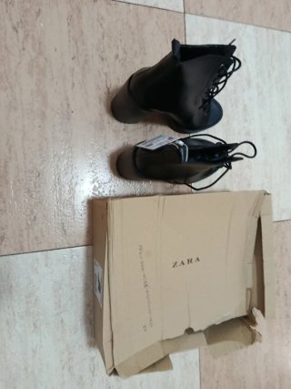 Botines negros con cordones y tacón