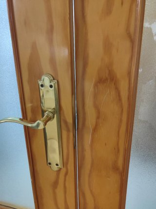 Puerta doble de madera con cristal