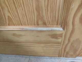 Puerta doble de madera con cristal