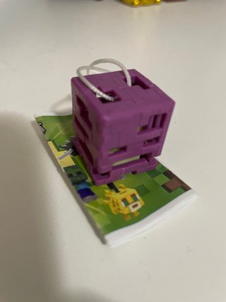 Figura Minecraft Kinder Joy Morada