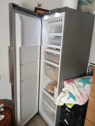 Congelatore verticale argentato