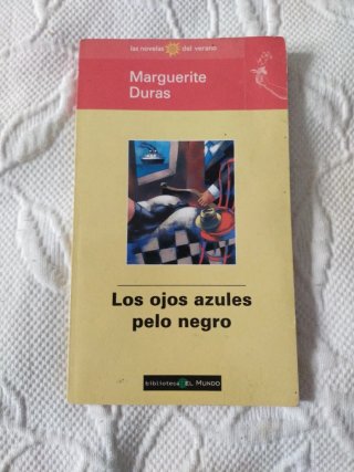 Los ojos azules pelo negro