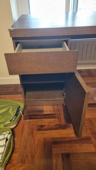 Escritorio madera y silla oficina en buen estado
