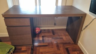 Escritorio madera y silla oficina en buen estado