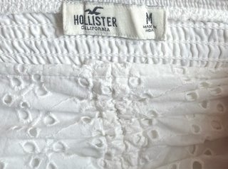 Top blanco Hollister bordado mangas abullonadas