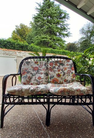 Divanetto vintage nero con cuscini colorati