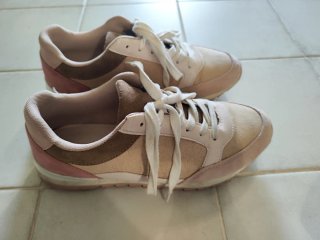Tenis casuales beige y rosa